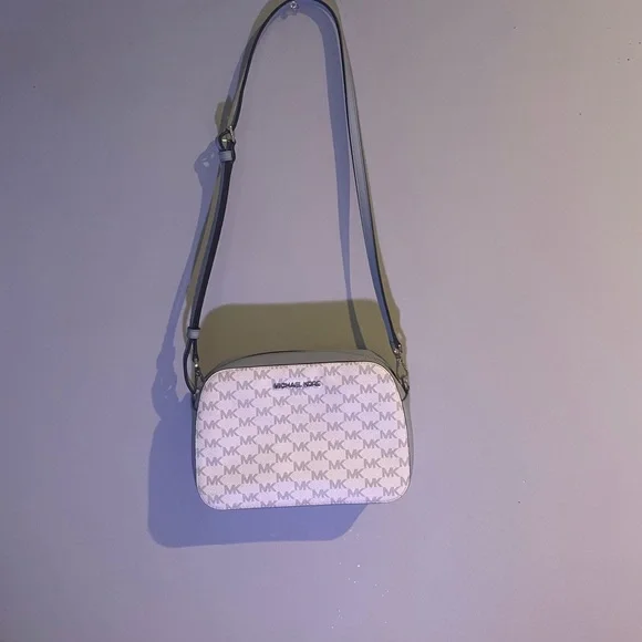Don’t need the bag anymore got a new one ? URGENT!!!! ? We need BAGS guys, that bag full of bags  main image 4